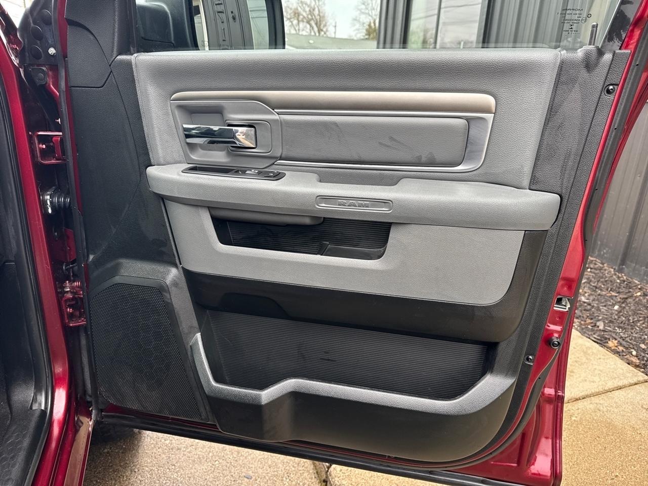 RAM 1500 Big Horn 4x4 Crew Cab 5'7" Box 2018