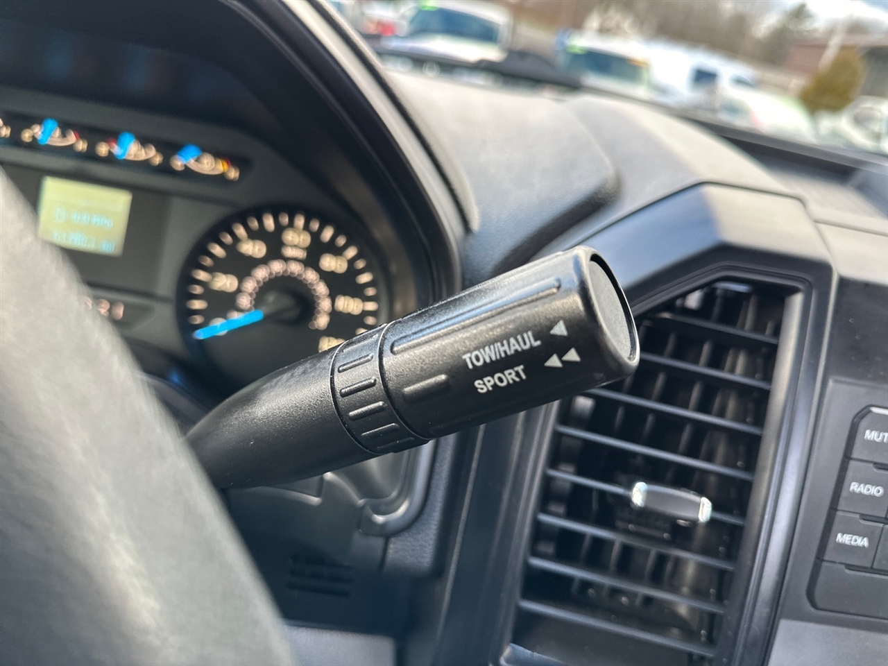 Ford F-150 2WD Reg Cab 141" XLT 2015