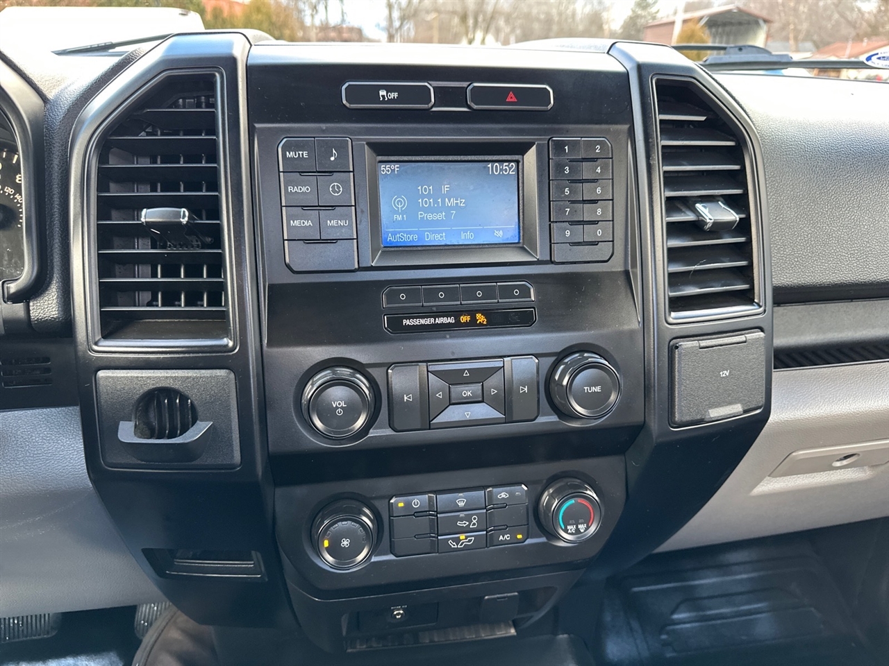 Ford F-150 2WD Reg Cab 141" XLT 2015