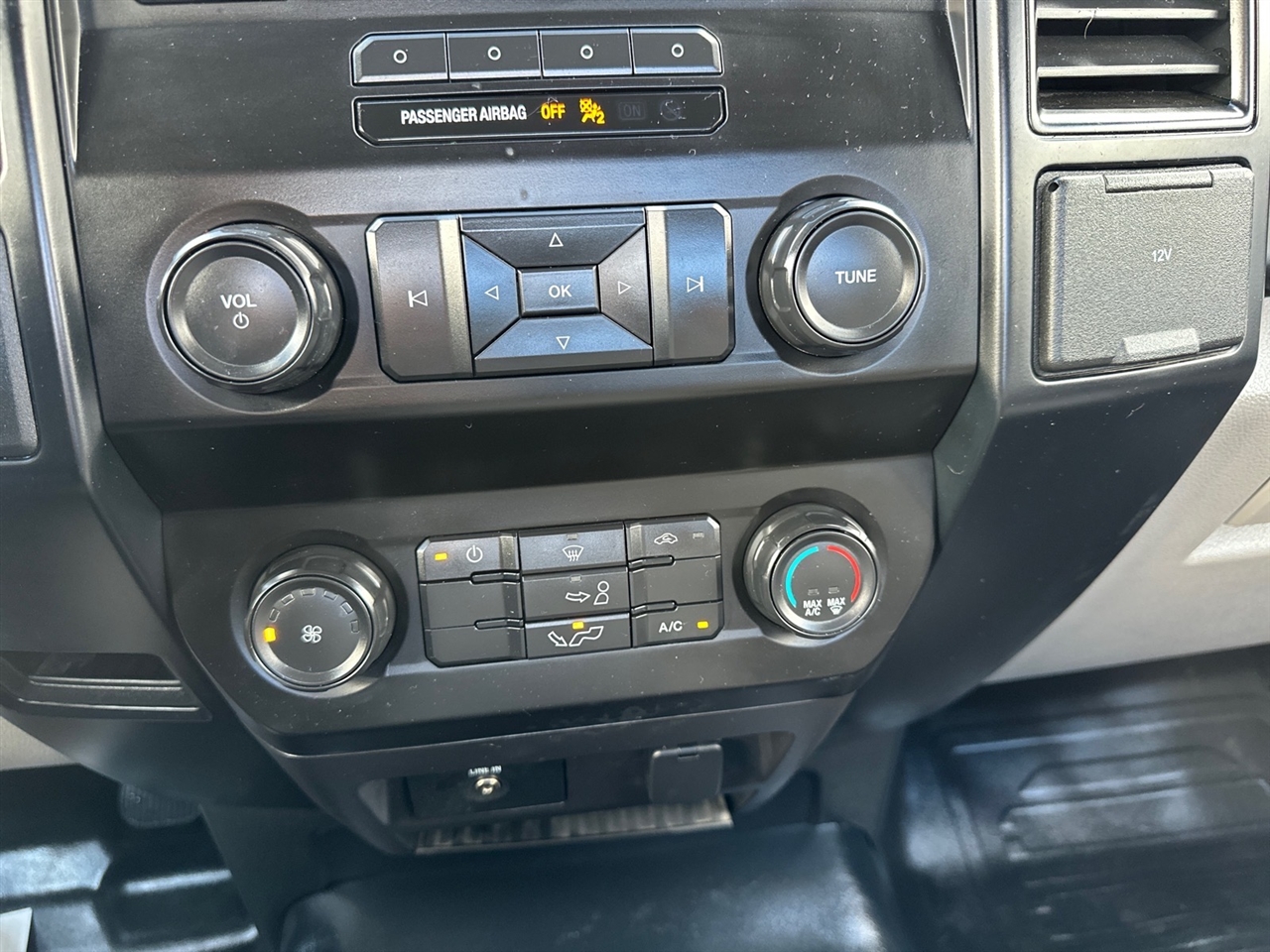 Ford F-150 2WD Reg Cab 141" XLT 2015