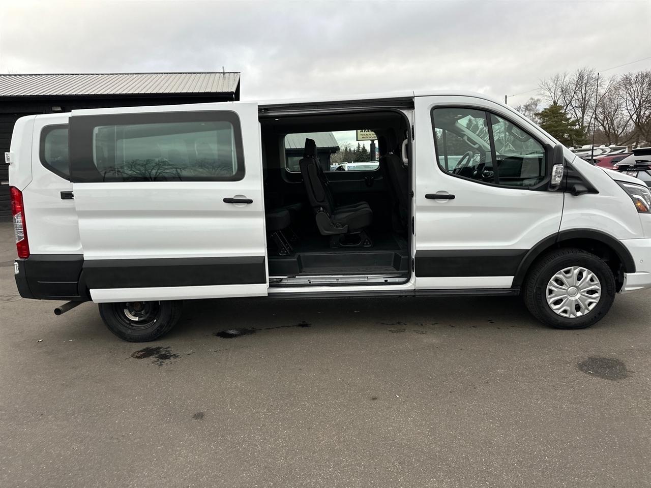 Ford Transit Passenger Wagon T-350 148" Low Roof XLT RWD 2023