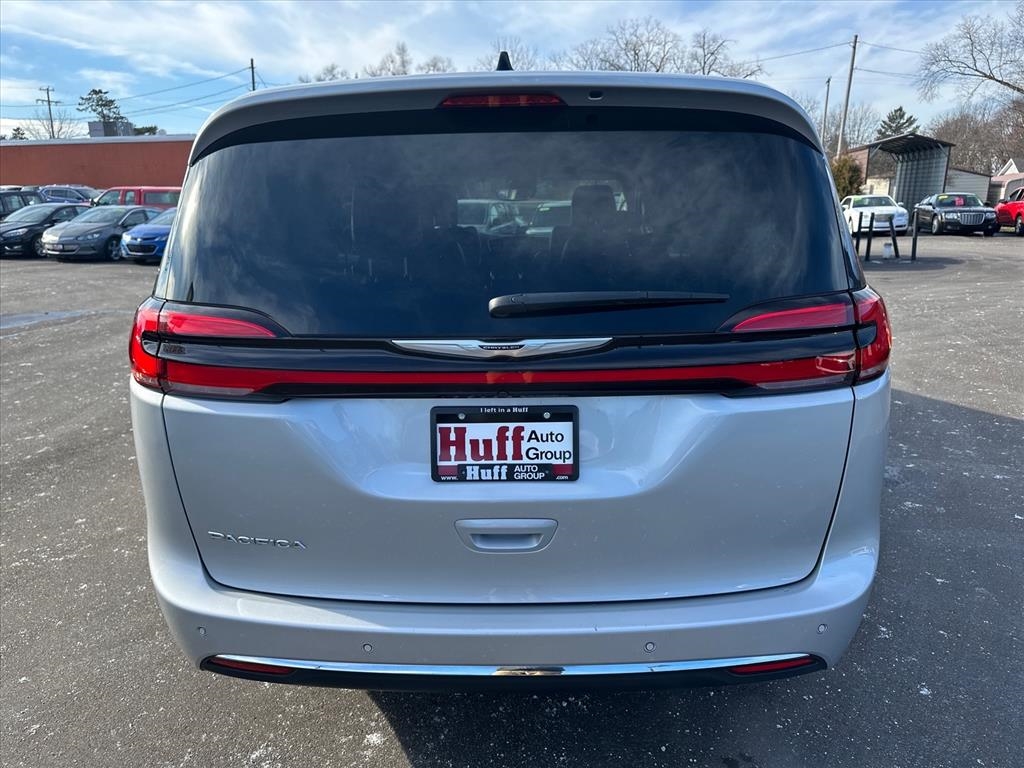 Chrysler Pacifica Touring L FWD 2024