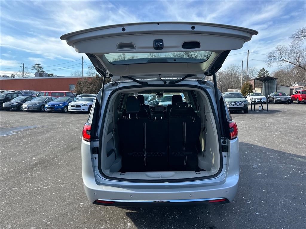 Chrysler Pacifica Touring L FWD 2024