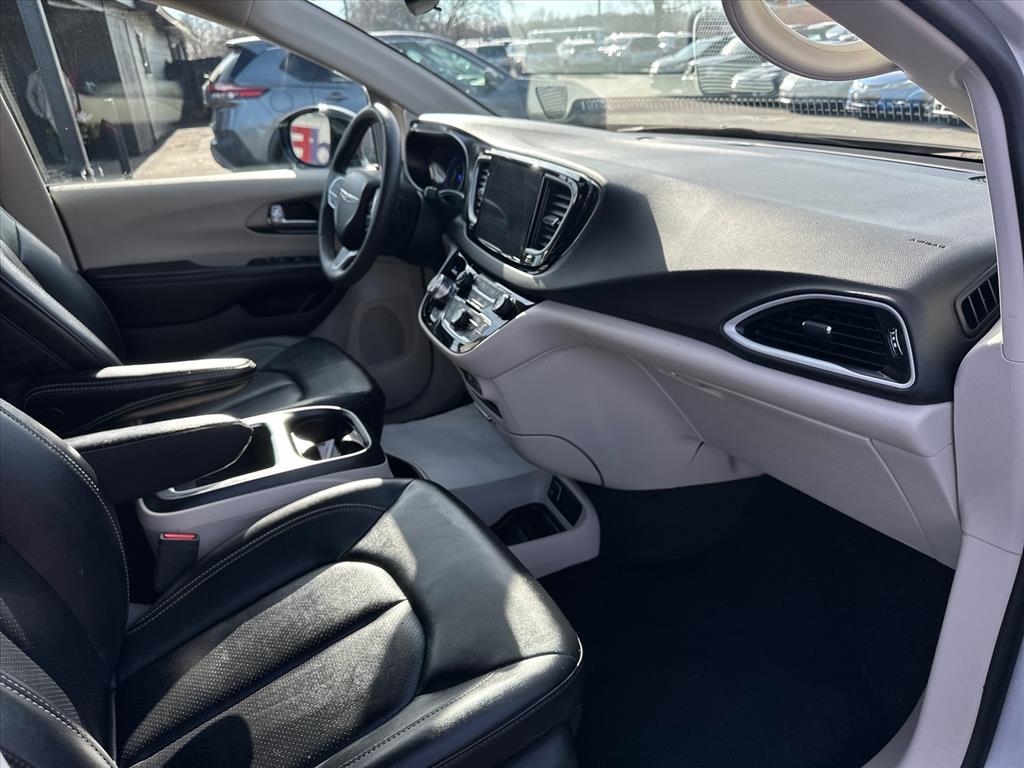 Chrysler Pacifica Touring L FWD 2024