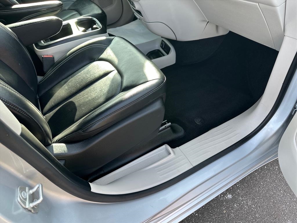 Chrysler Pacifica Touring L FWD 2024