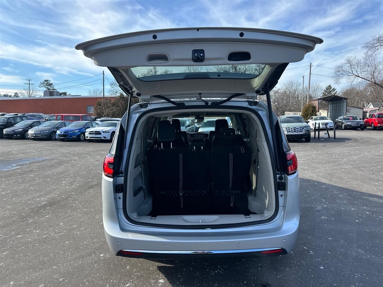 Chrysler Pacifica Touring L FWD 2024