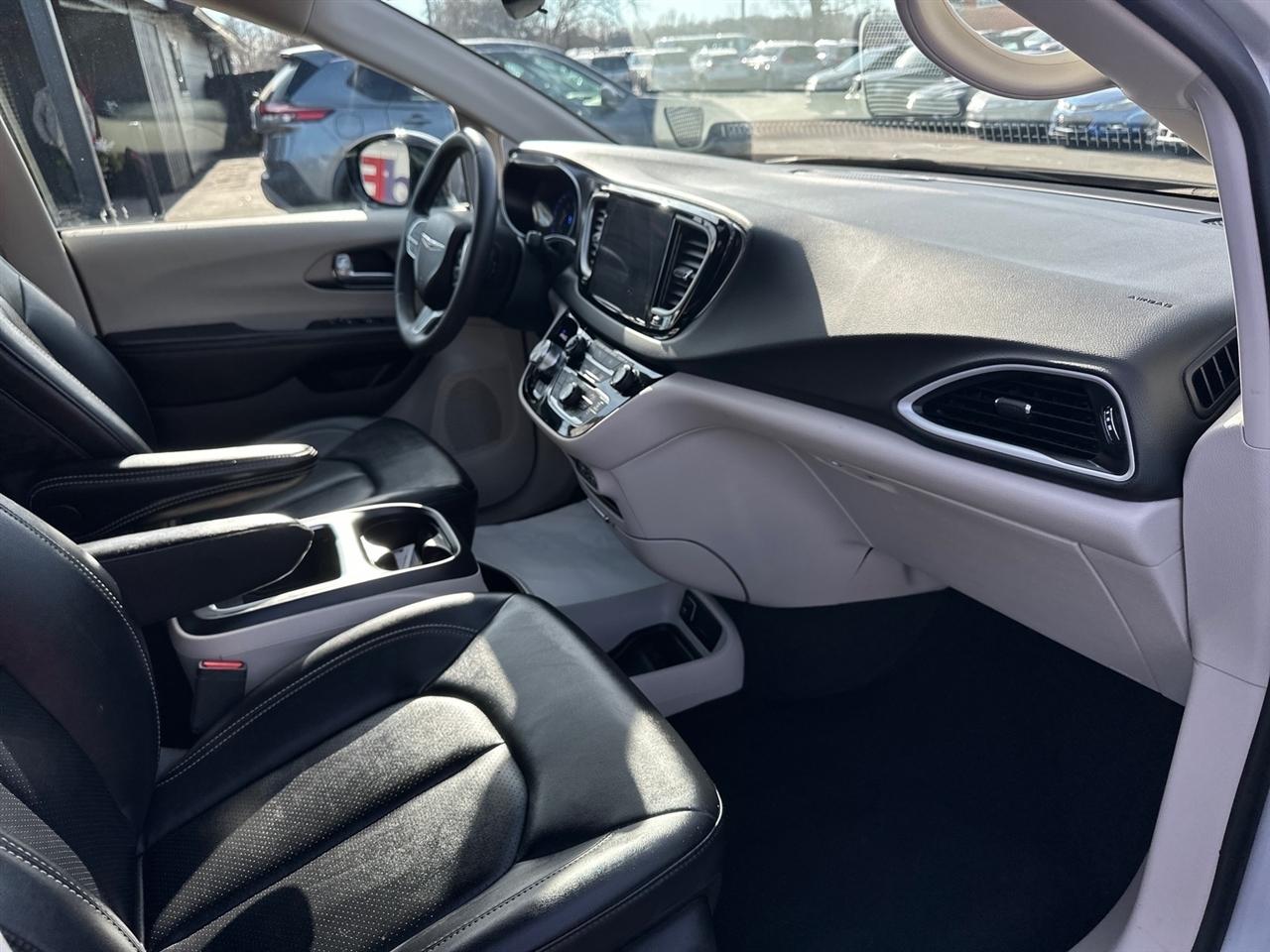 Chrysler Pacifica Touring L FWD 2024