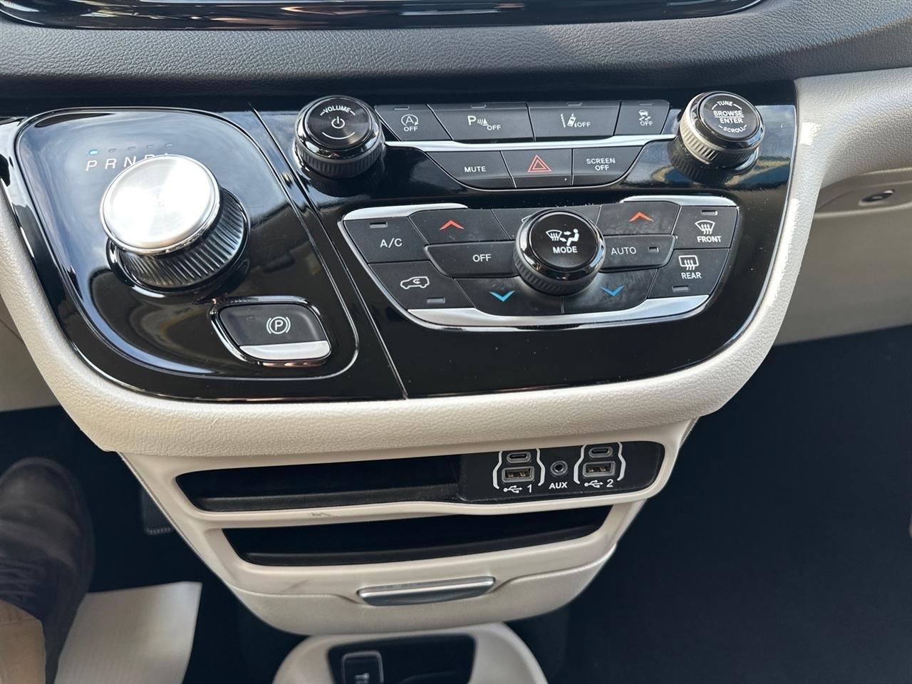 Chrysler Pacifica Touring L FWD 2024