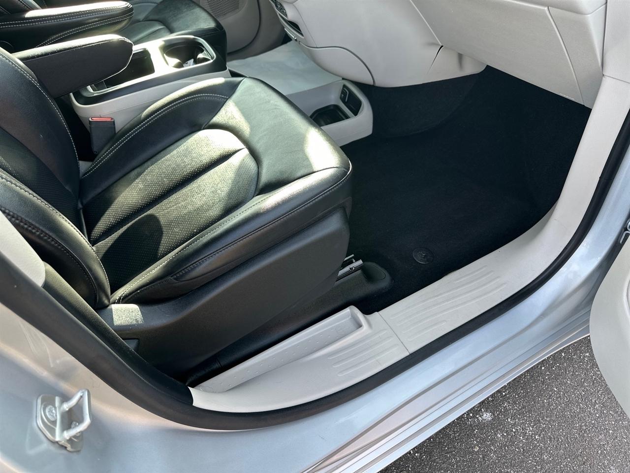 Chrysler Pacifica Touring L FWD 2024