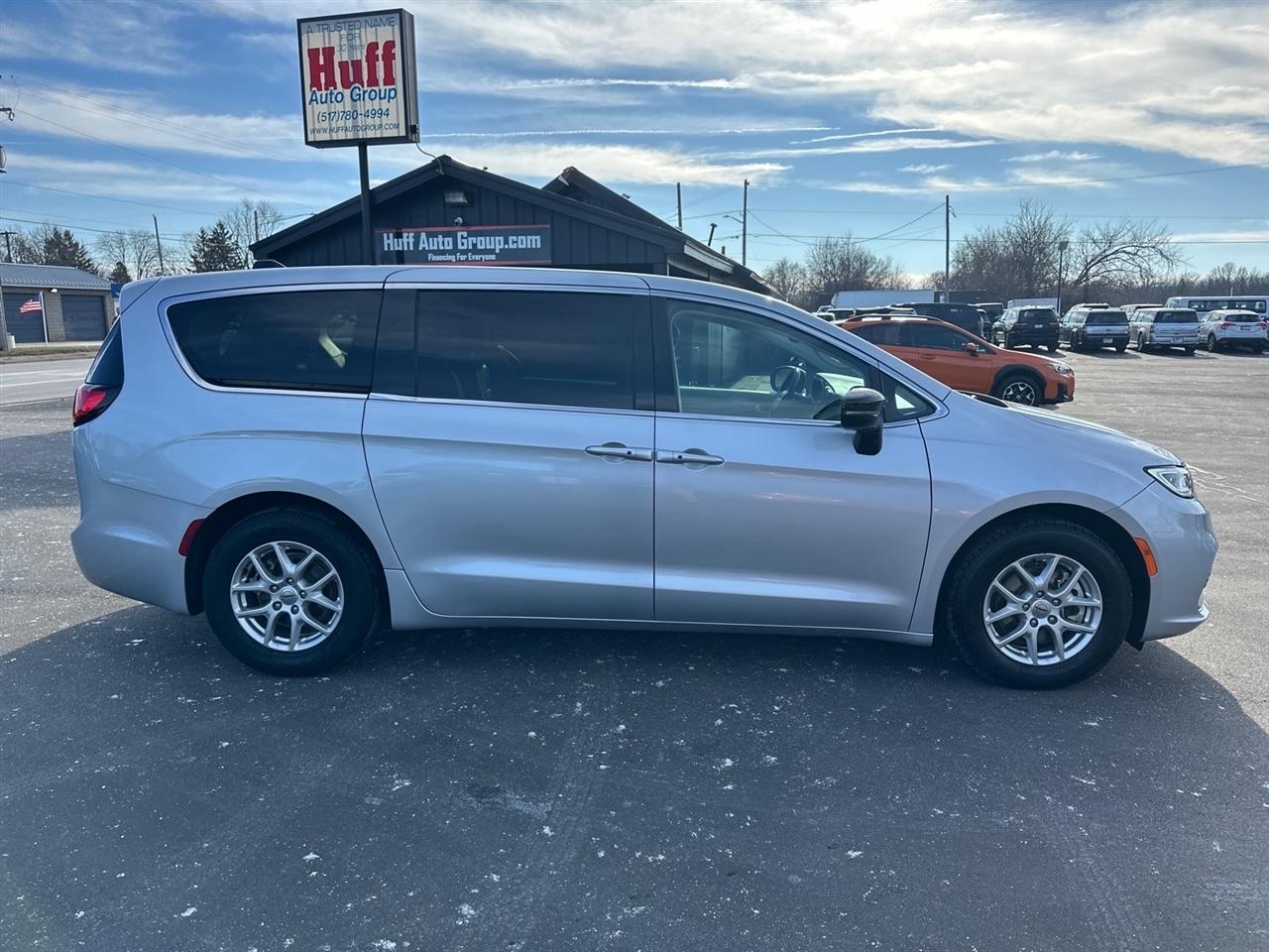 Chrysler Pacifica Touring L FWD 2024