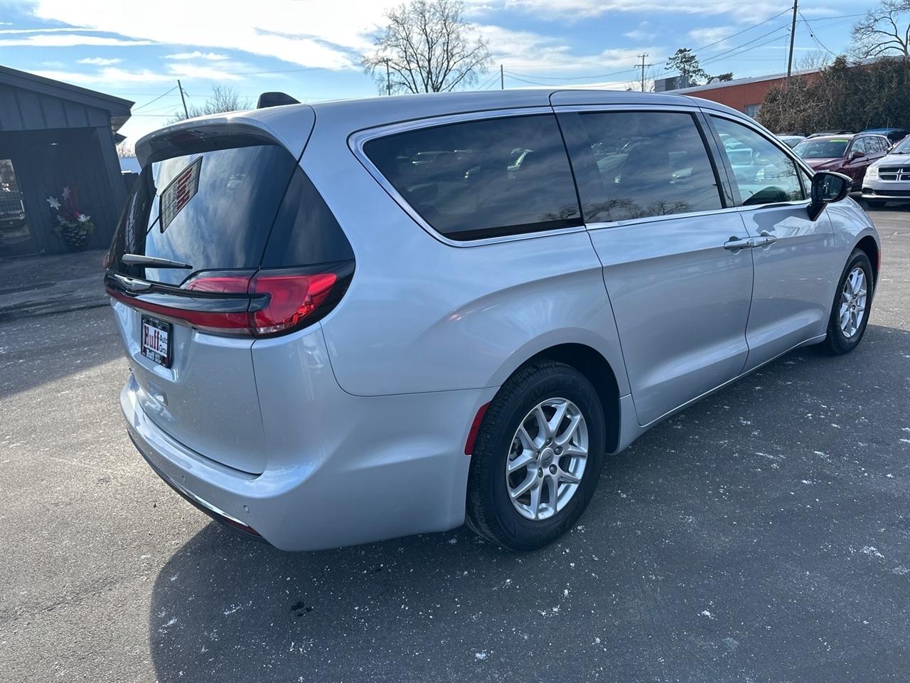 Chrysler Pacifica Touring L FWD 2024