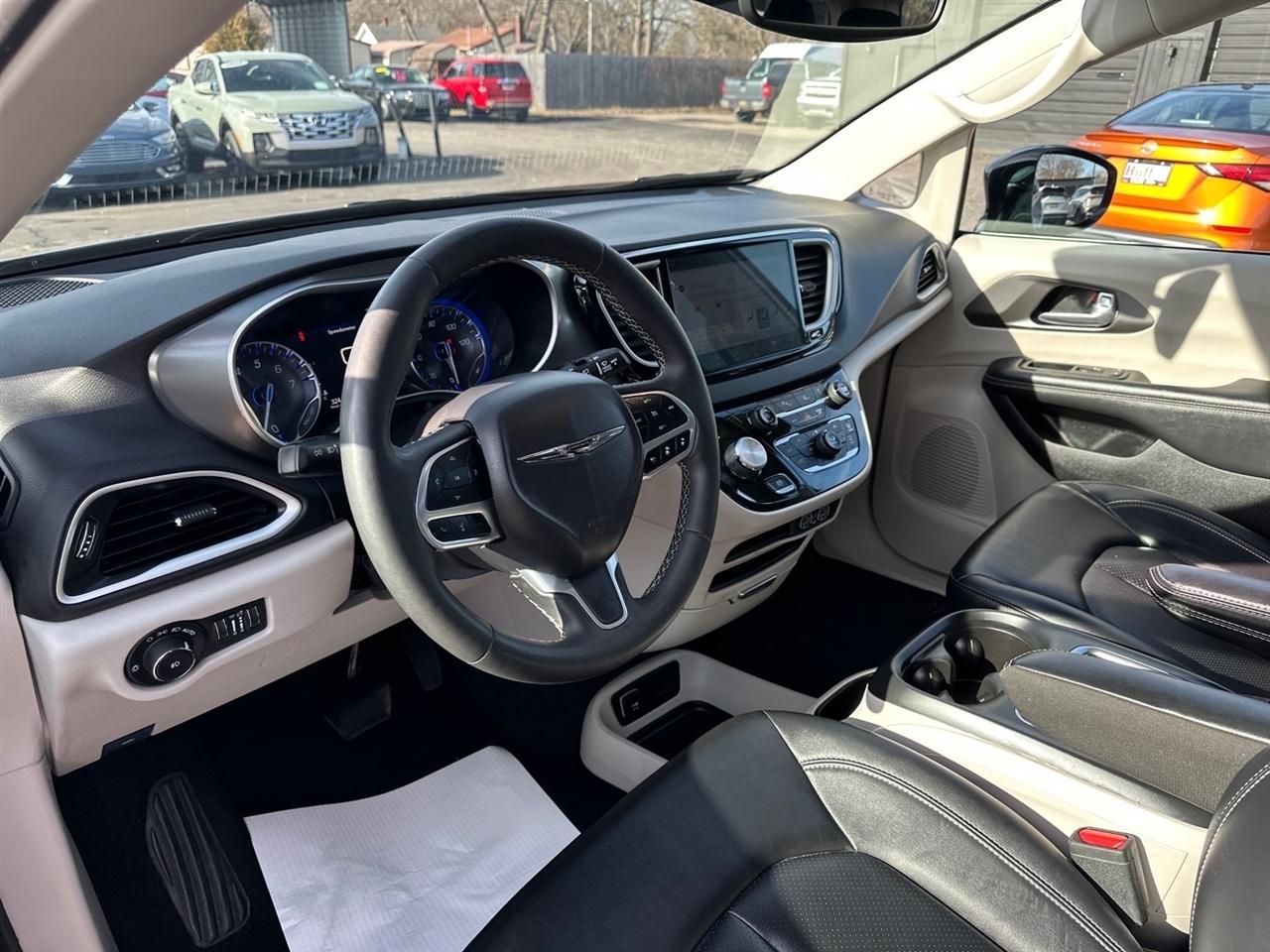 Chrysler Pacifica Touring L FWD 2024