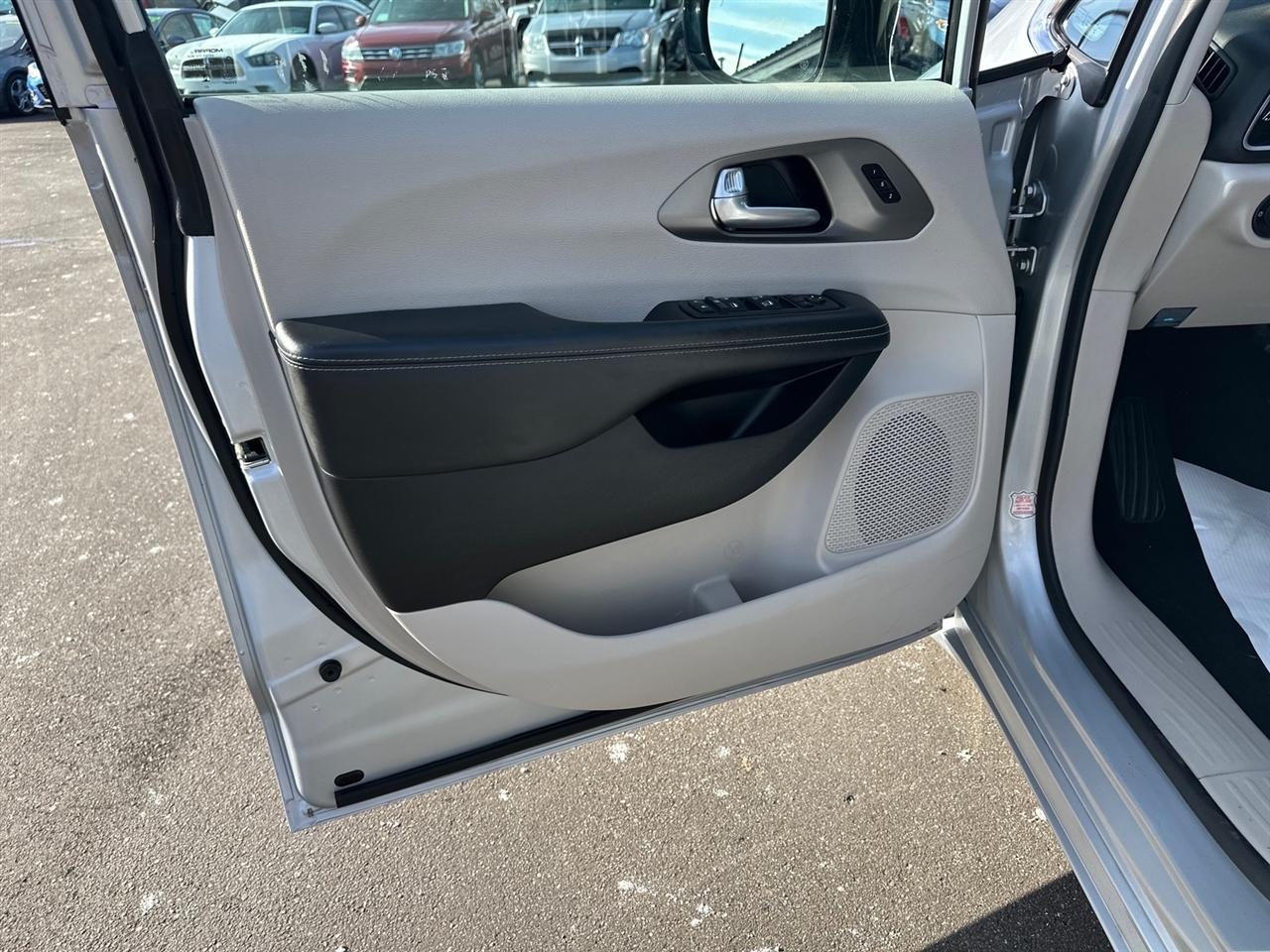 Chrysler Pacifica Touring L FWD 2024