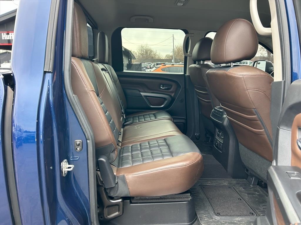 Nissan Titan XD 4x4 Gas Crew Cab Platinum Reserve 2017