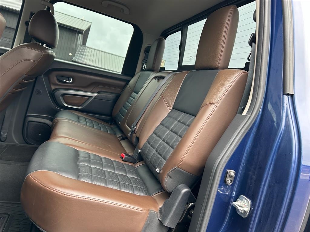 Nissan Titan XD 4x4 Gas Crew Cab Platinum Reserve 2017