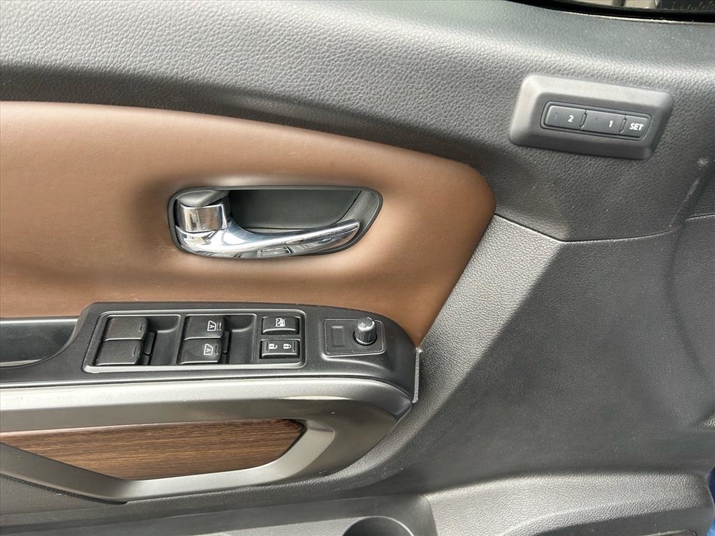 Nissan Titan XD 4x4 Gas Crew Cab Platinum Reserve 2017