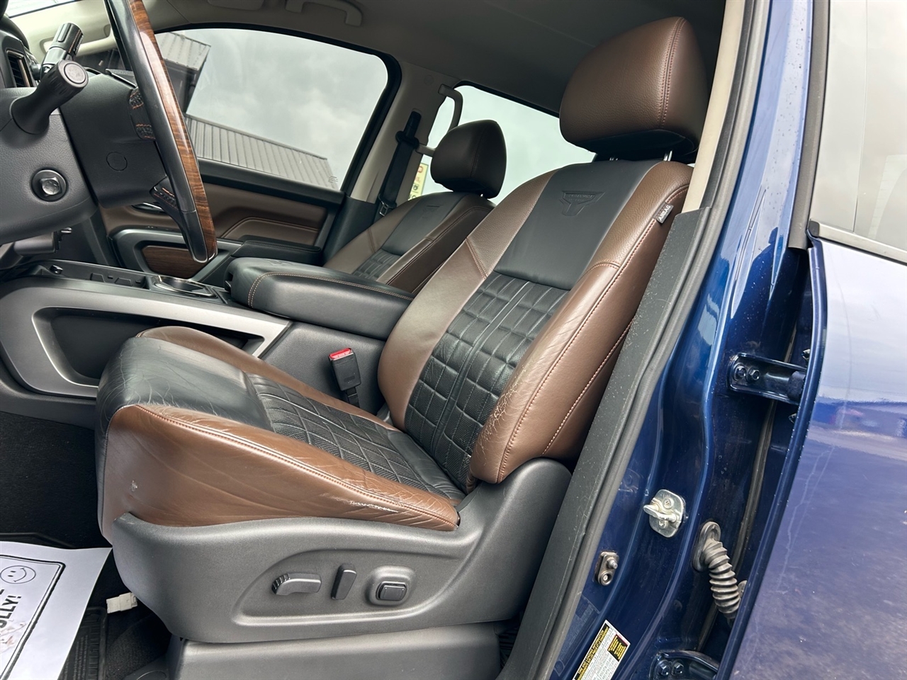 Nissan Titan XD 4x4 Gas Crew Cab Platinum Reserve 2017