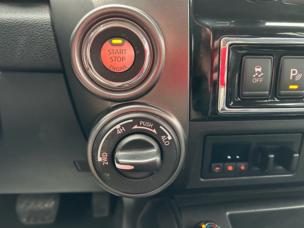 Nissan Titan XD 4x4 Gas Crew Cab Platinum Reserve 2017