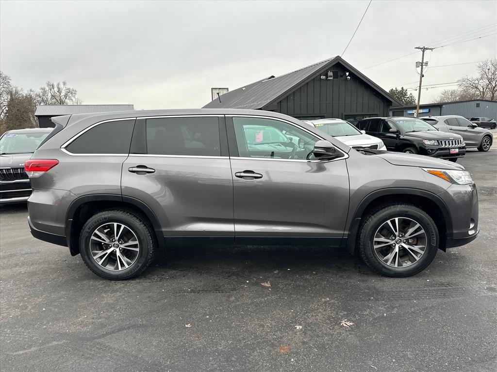 Toyota Highlander LE V6 AWD (Natl) 2019