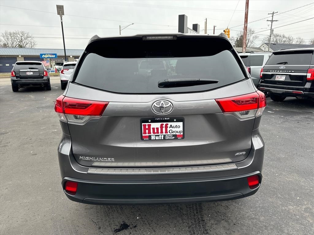 Toyota Highlander LE V6 AWD (Natl) 2019