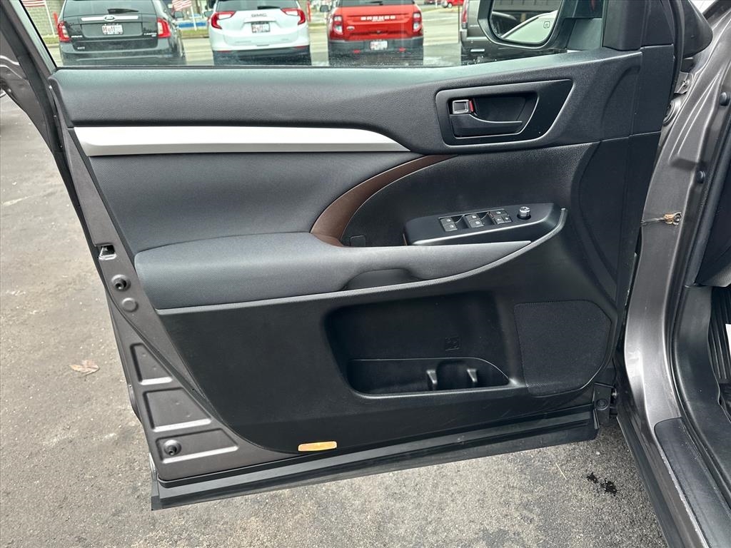 Toyota Highlander LE V6 AWD (Natl) 2019