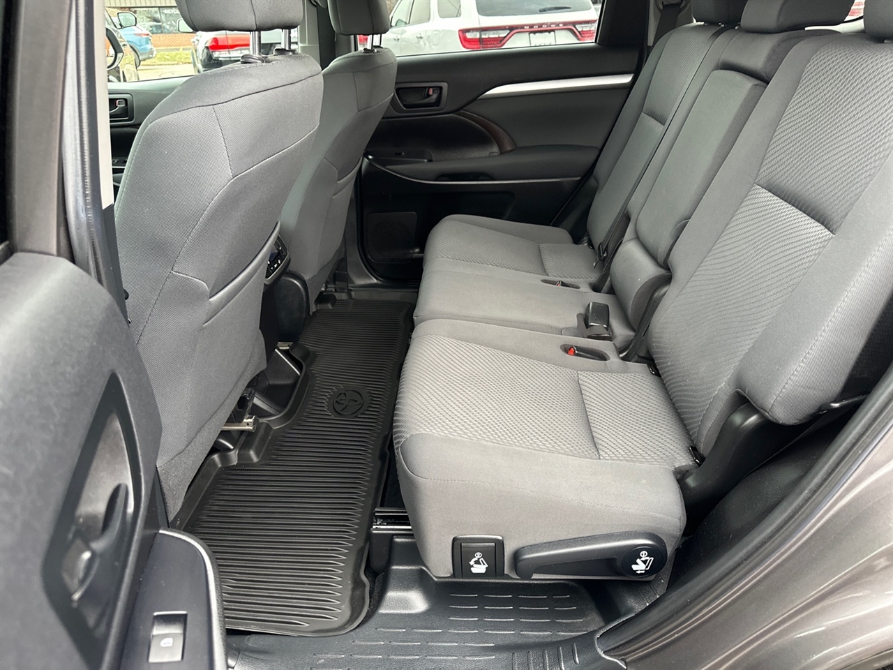 Toyota Highlander LE V6 AWD (Natl) 2019