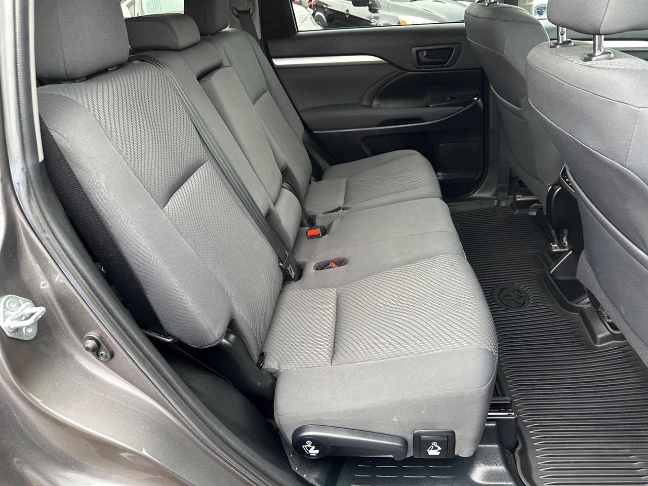 Toyota Highlander LE V6 AWD (Natl) 2019