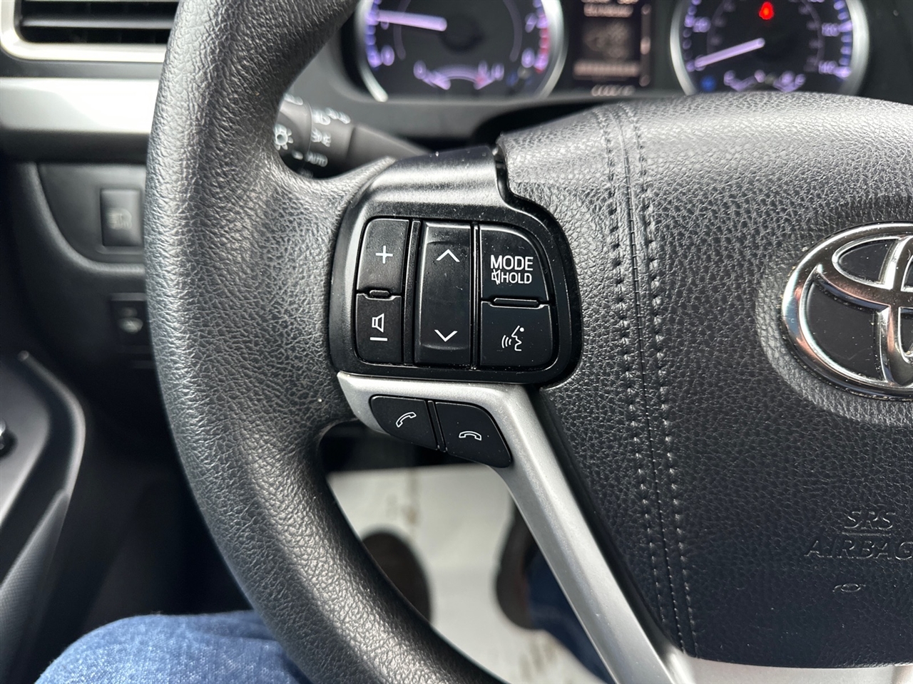 Toyota Highlander LE V6 AWD (Natl) 2019