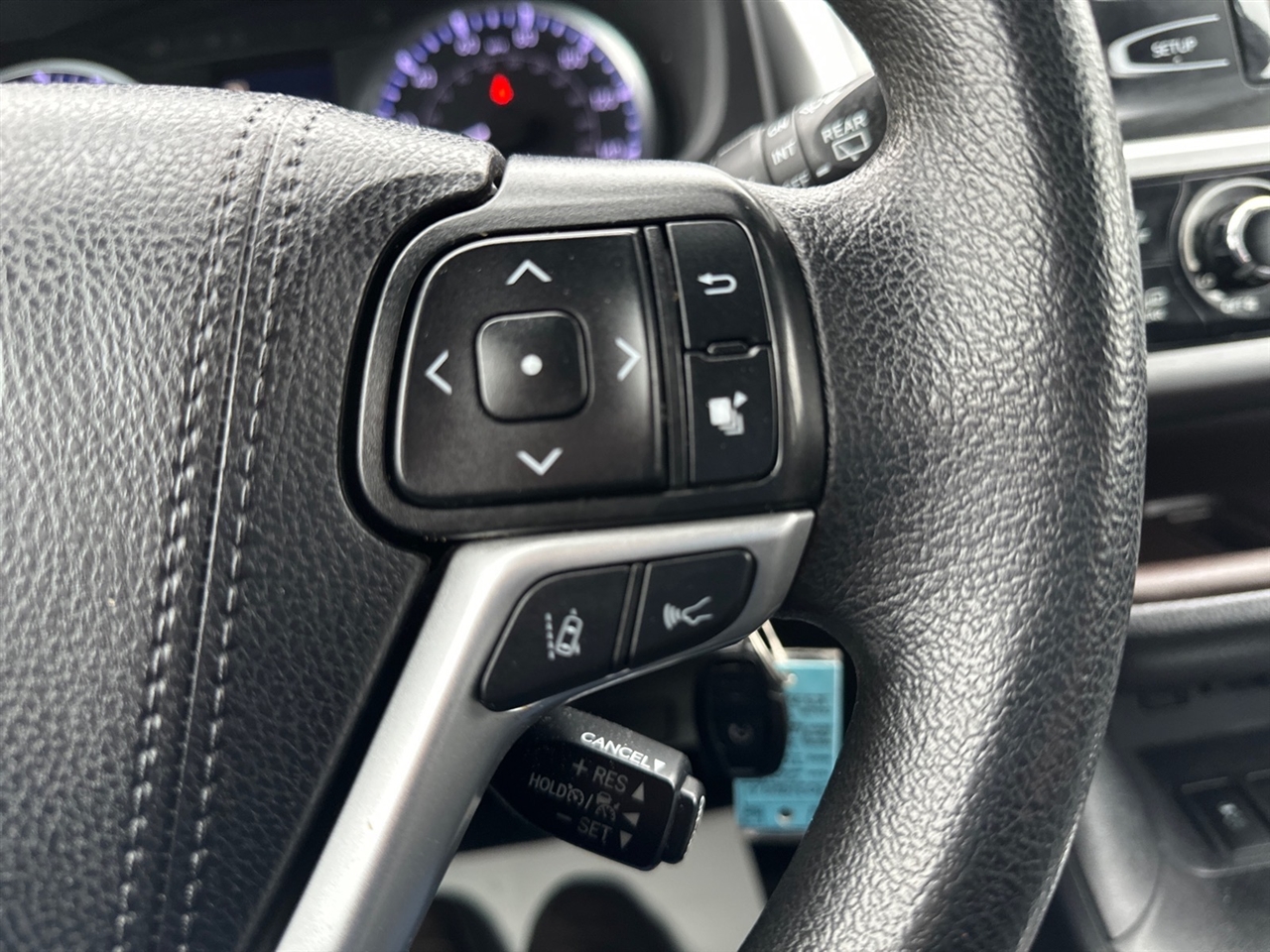 Toyota Highlander LE V6 AWD (Natl) 2019