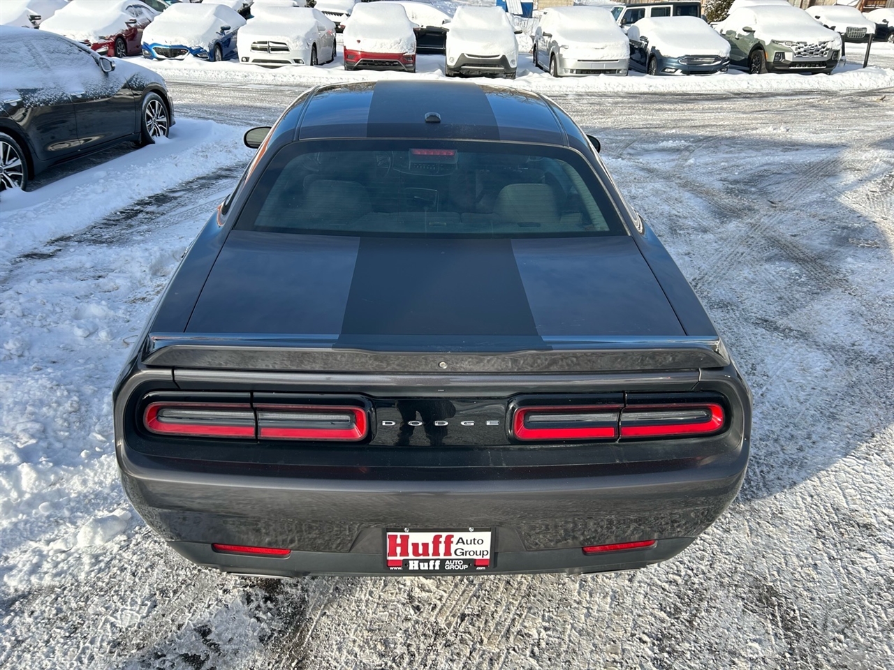 Dodge Challenger SXT RWD 2021