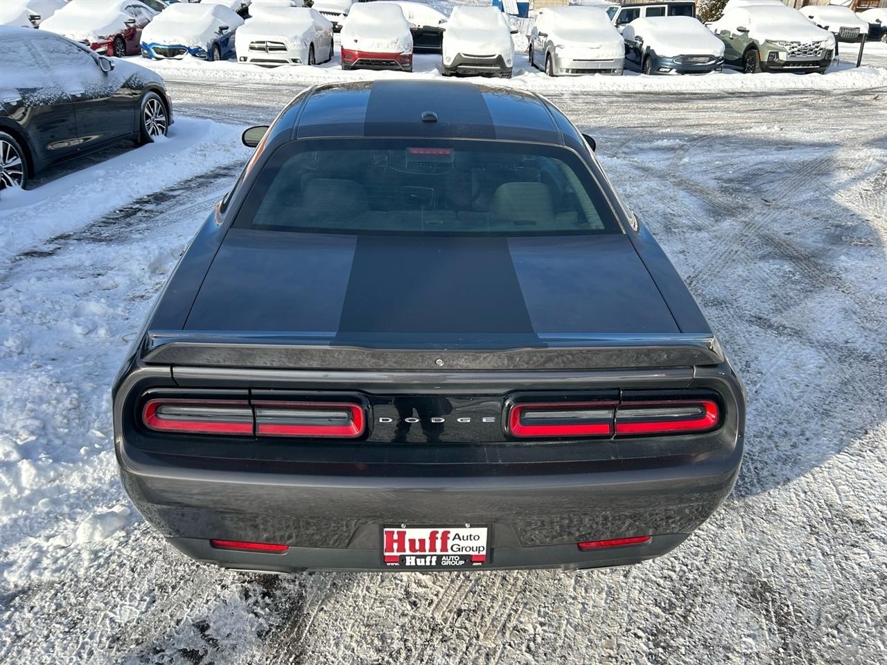 Dodge Challenger SXT RWD 2021