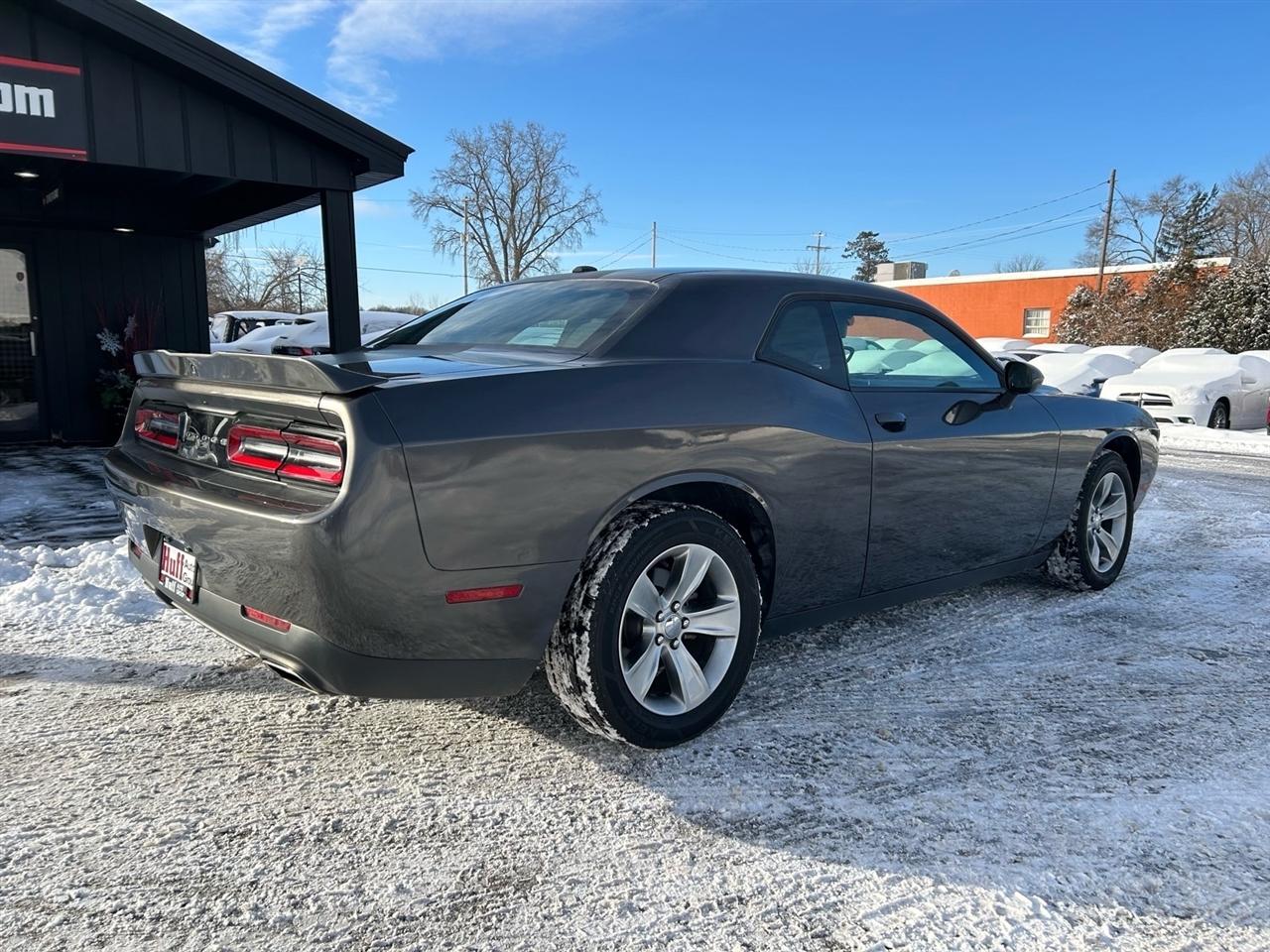 Dodge Challenger SXT RWD 2021