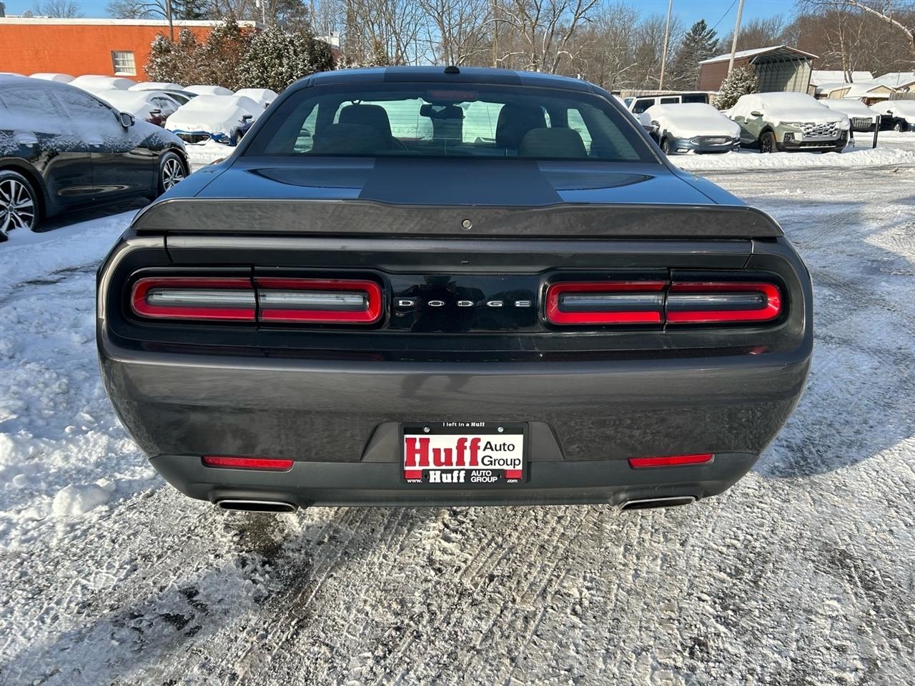Dodge Challenger SXT RWD 2021