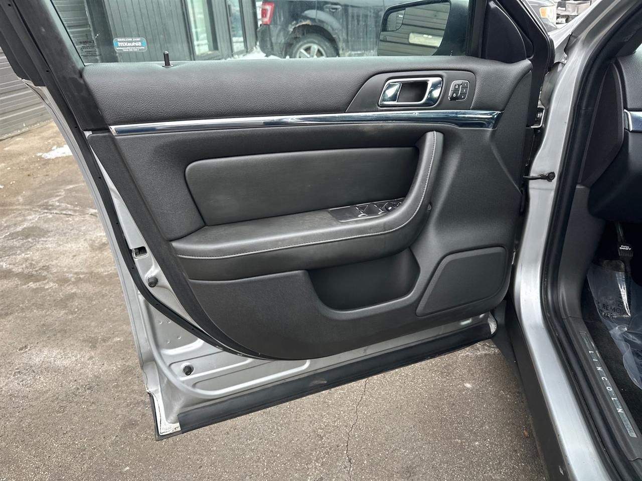 Lincoln MKS 4dr Sdn 3.7L FWD 2013