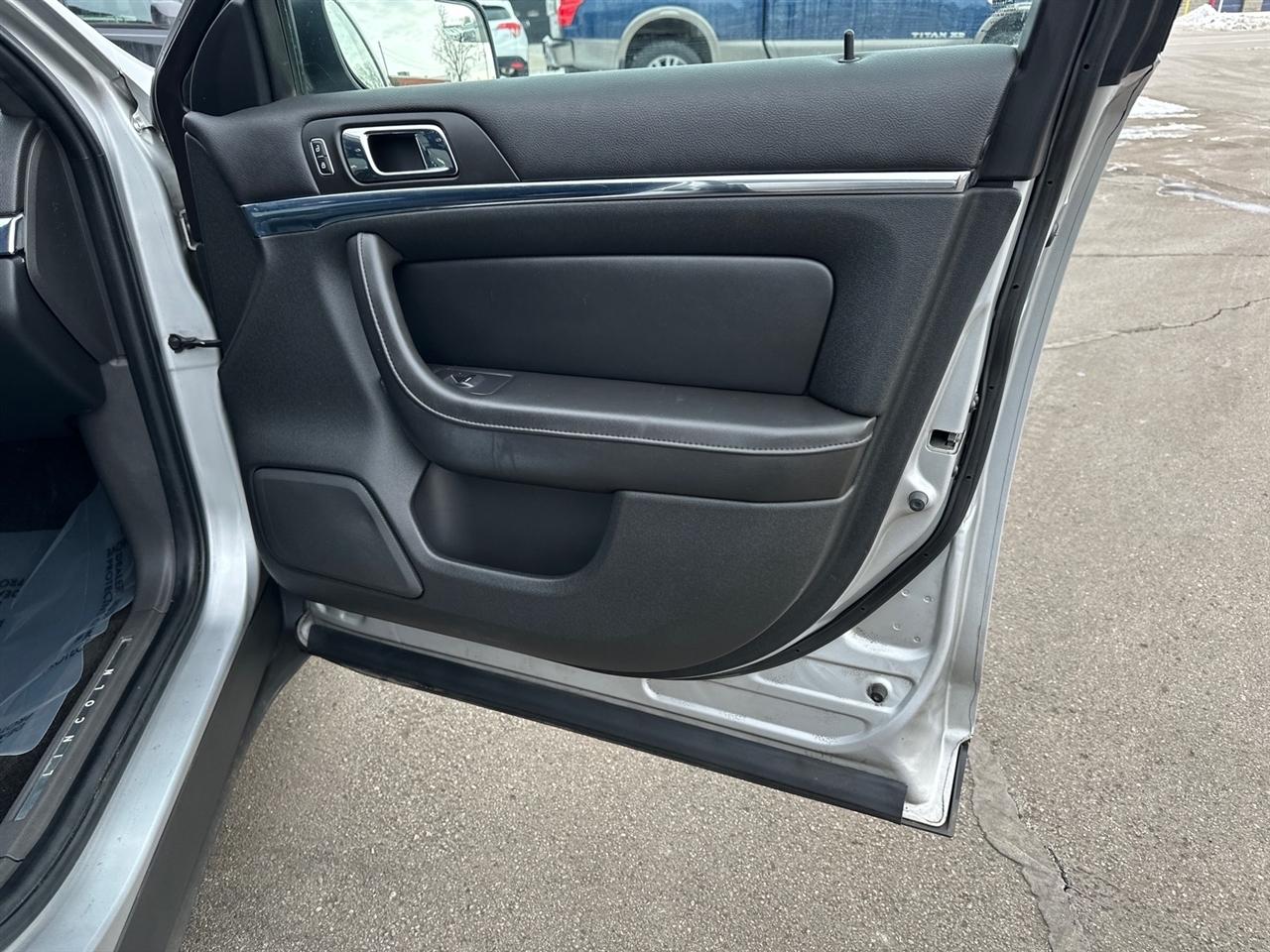 Lincoln MKS 4dr Sdn 3.7L FWD 2013