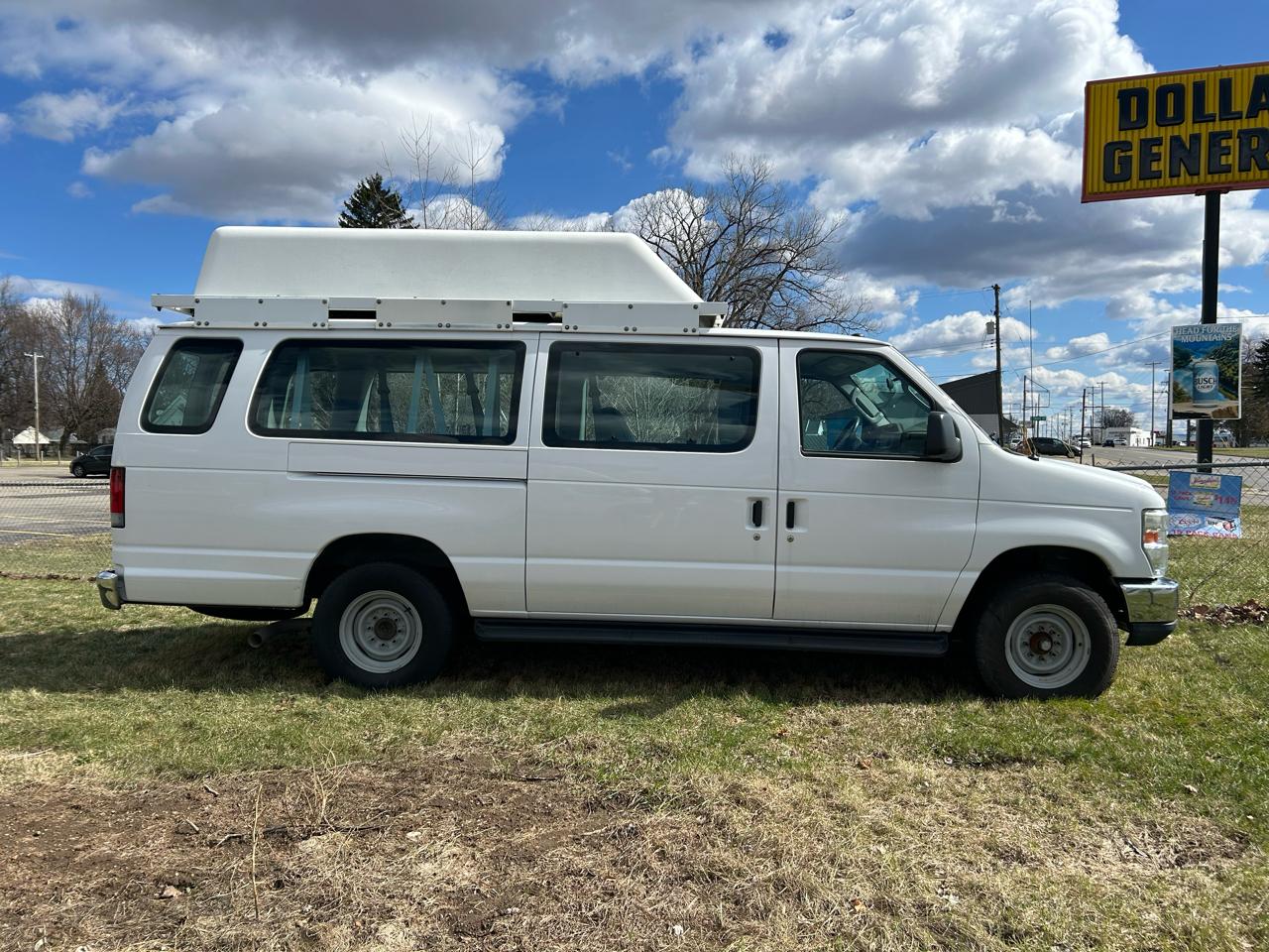 Ford Econoline Wagon E-350 Super Duty Ext XL 2011