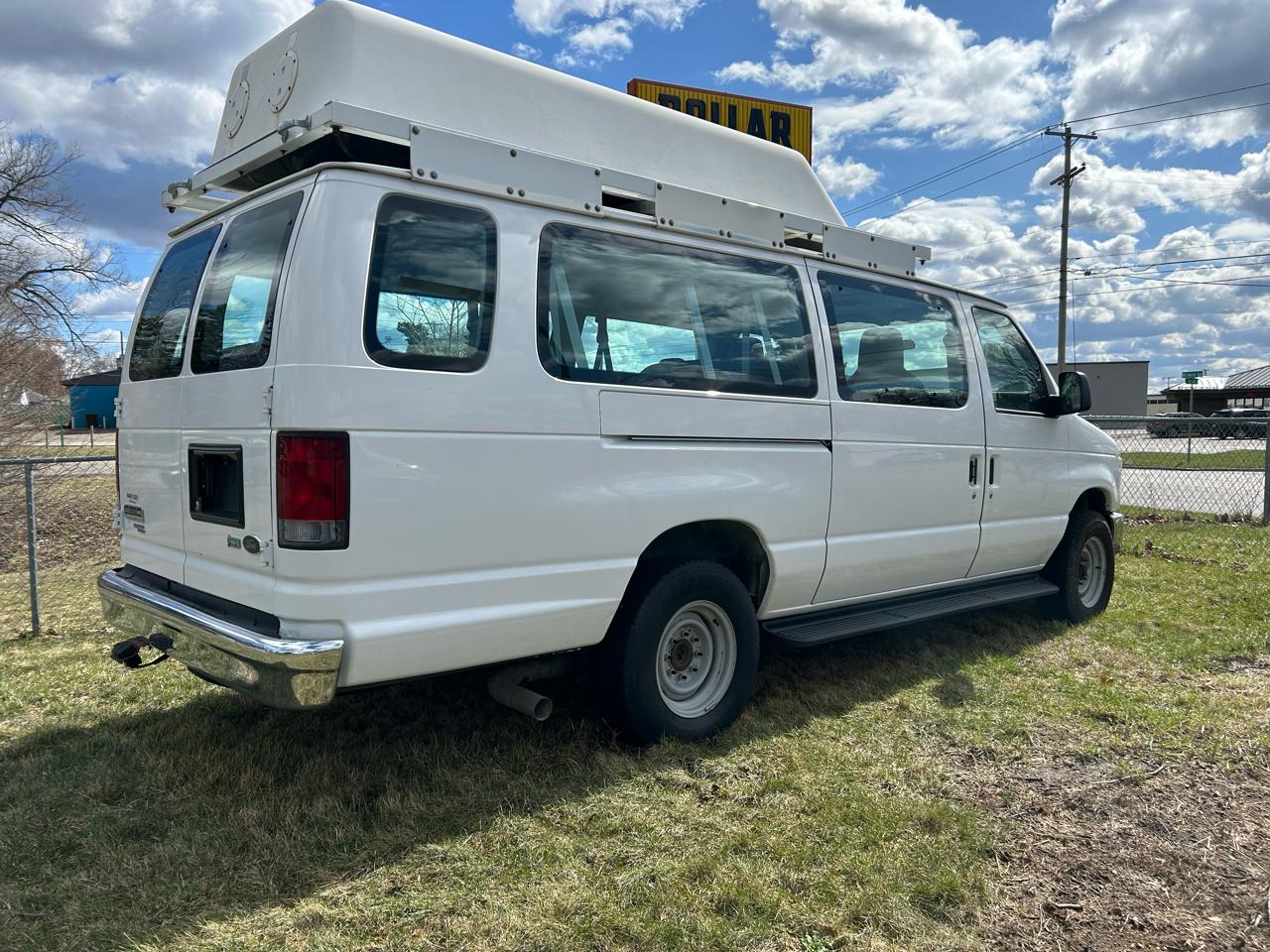 Ford Econoline Wagon E-350 Super Duty Ext XL 2011