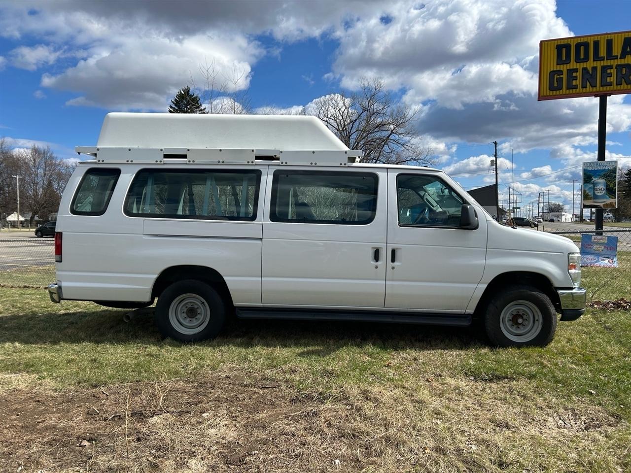 Ford Econoline Wagon E-350 Super Duty Ext XL 2011
