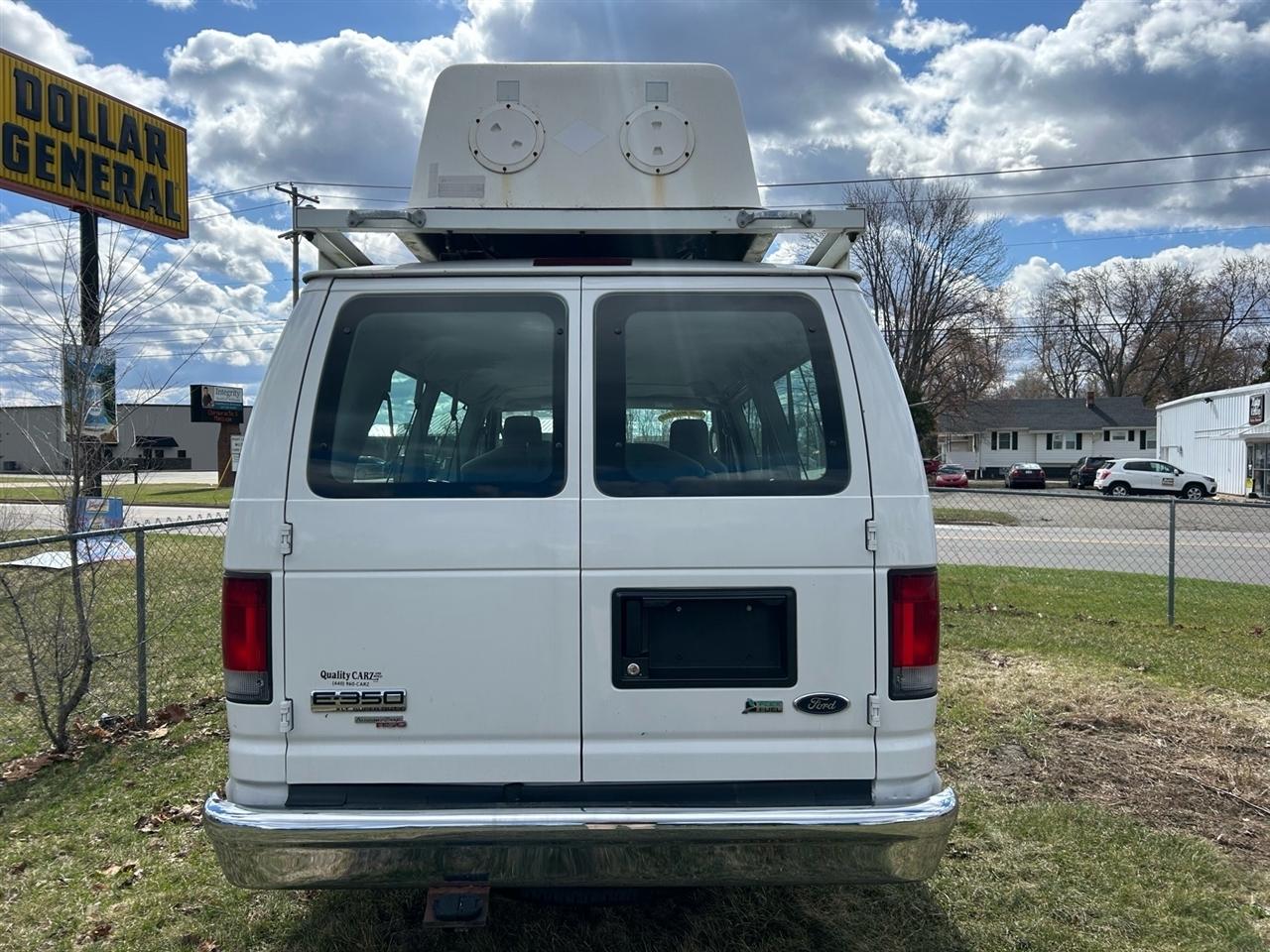 Ford Econoline Wagon E-350 Super Duty Ext XL 2011