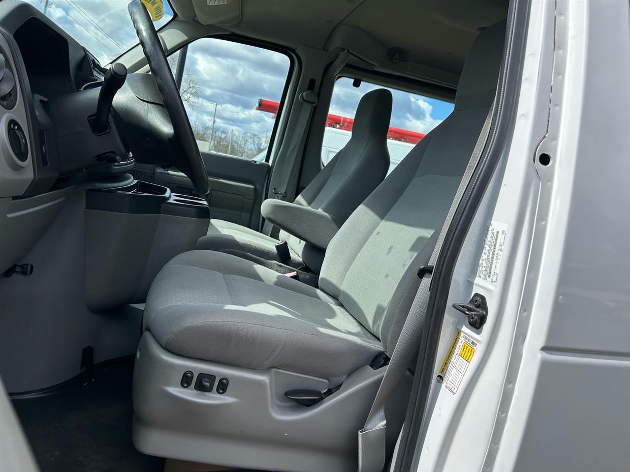 Ford Econoline Wagon E-350 Super Duty Ext XL 2011