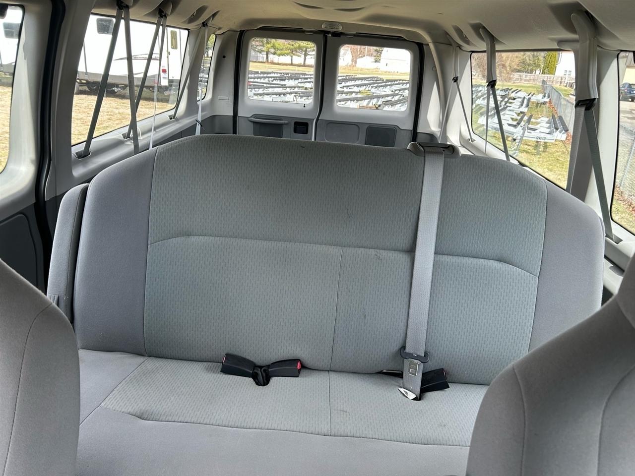 Ford Econoline Wagon E-350 Super Duty Ext XL 2011