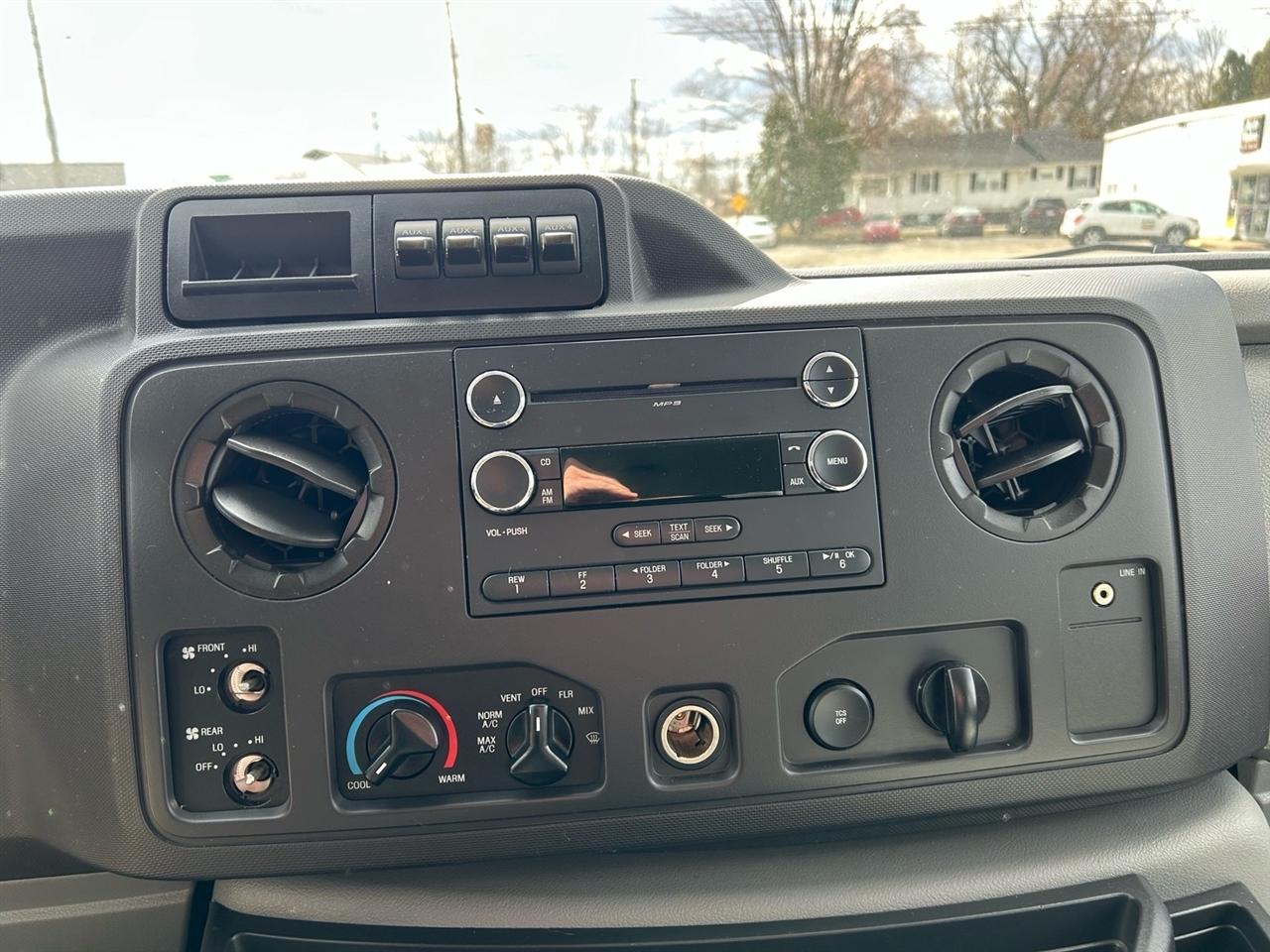 Ford Econoline Wagon E-350 Super Duty Ext XL 2011