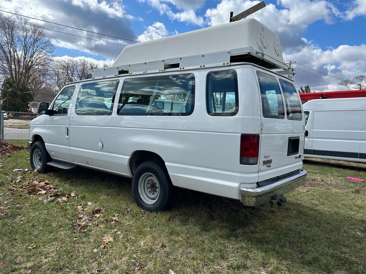 Ford Econoline Wagon E-350 Super Duty Ext XL 2011