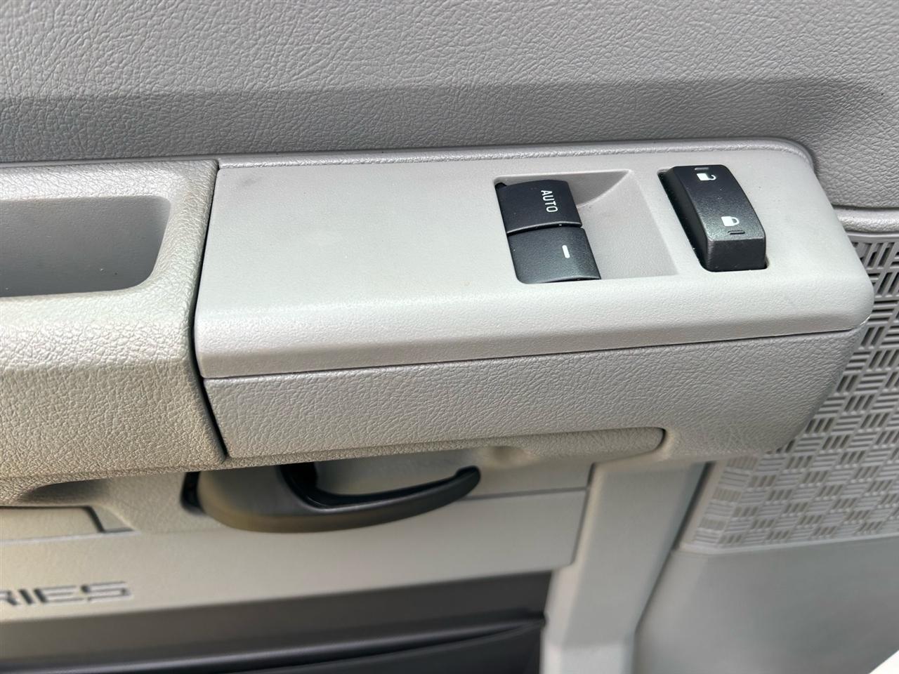 Ford Econoline Wagon E-350 Super Duty Ext XL 2011