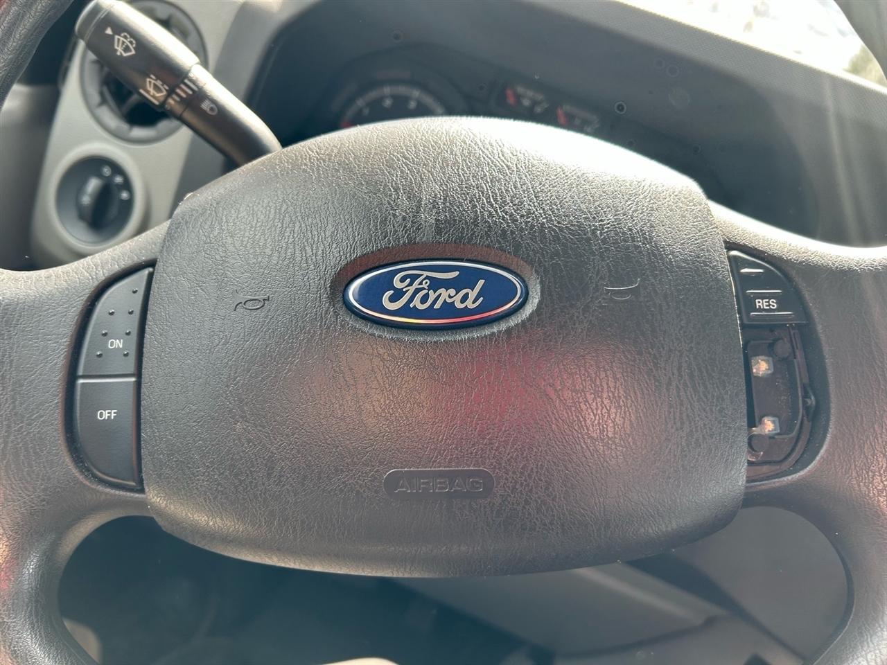 Ford Econoline Wagon E-350 Super Duty Ext XL 2011