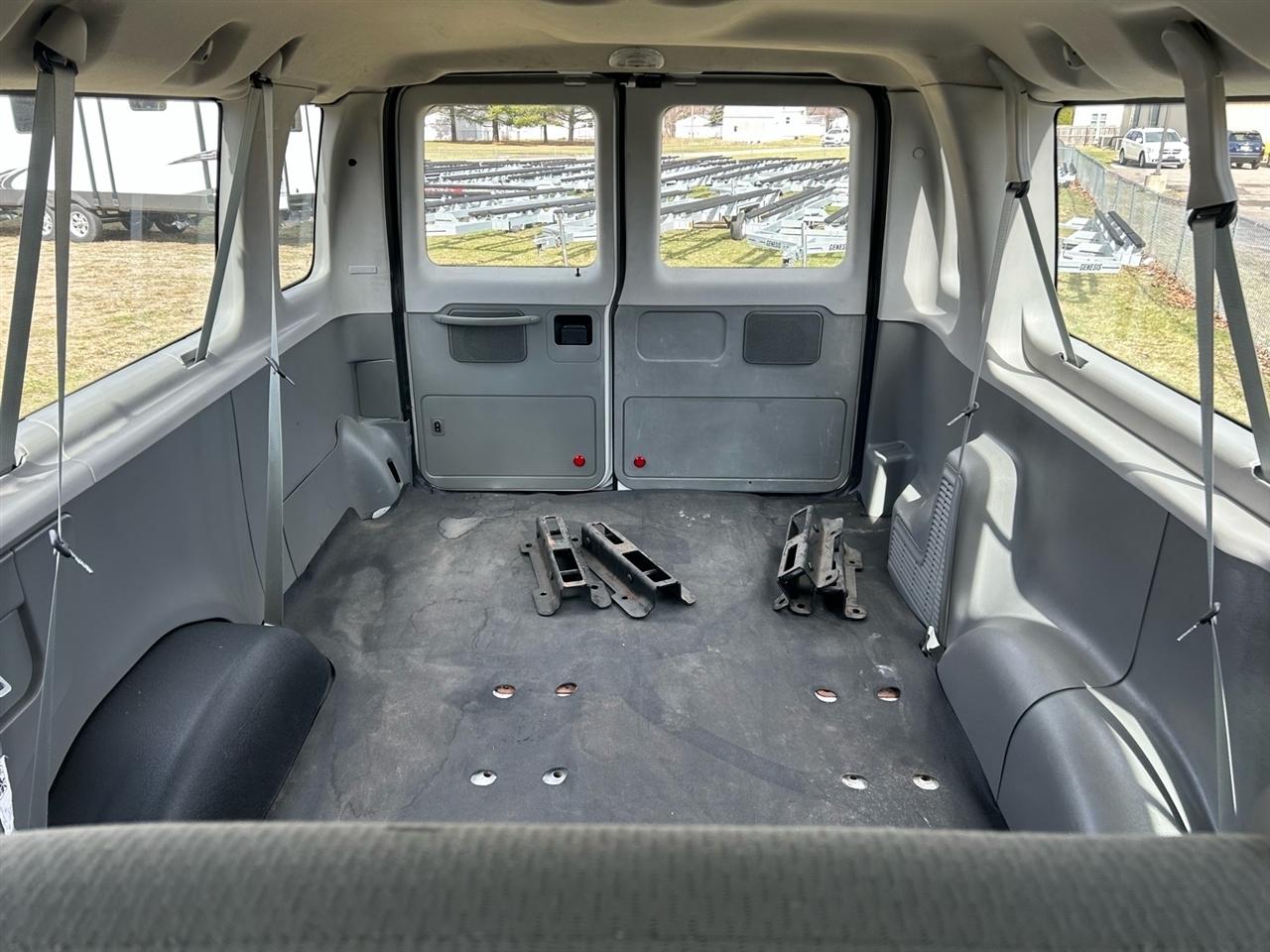 Ford Econoline Wagon E-350 Super Duty Ext XL 2011