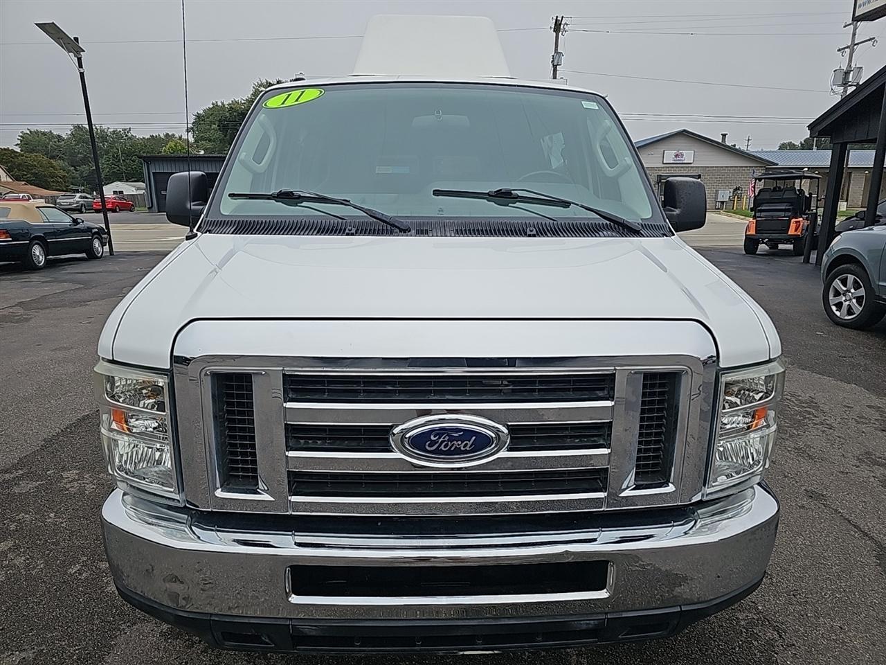 Ford Econoline Wagon E-350 Super Duty Ext XL 2011