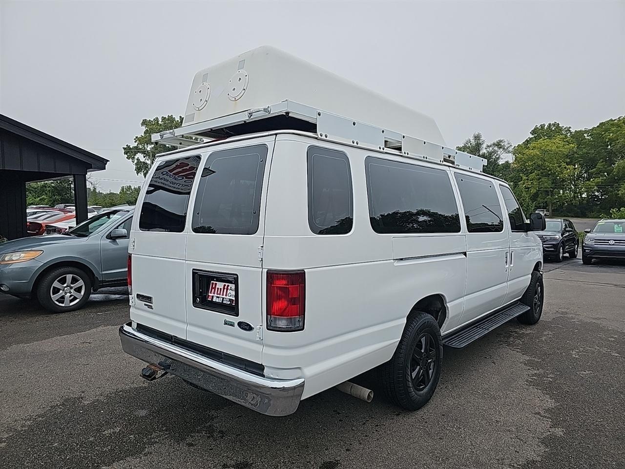 Ford Econoline Wagon E-350 Super Duty Ext XL 2011