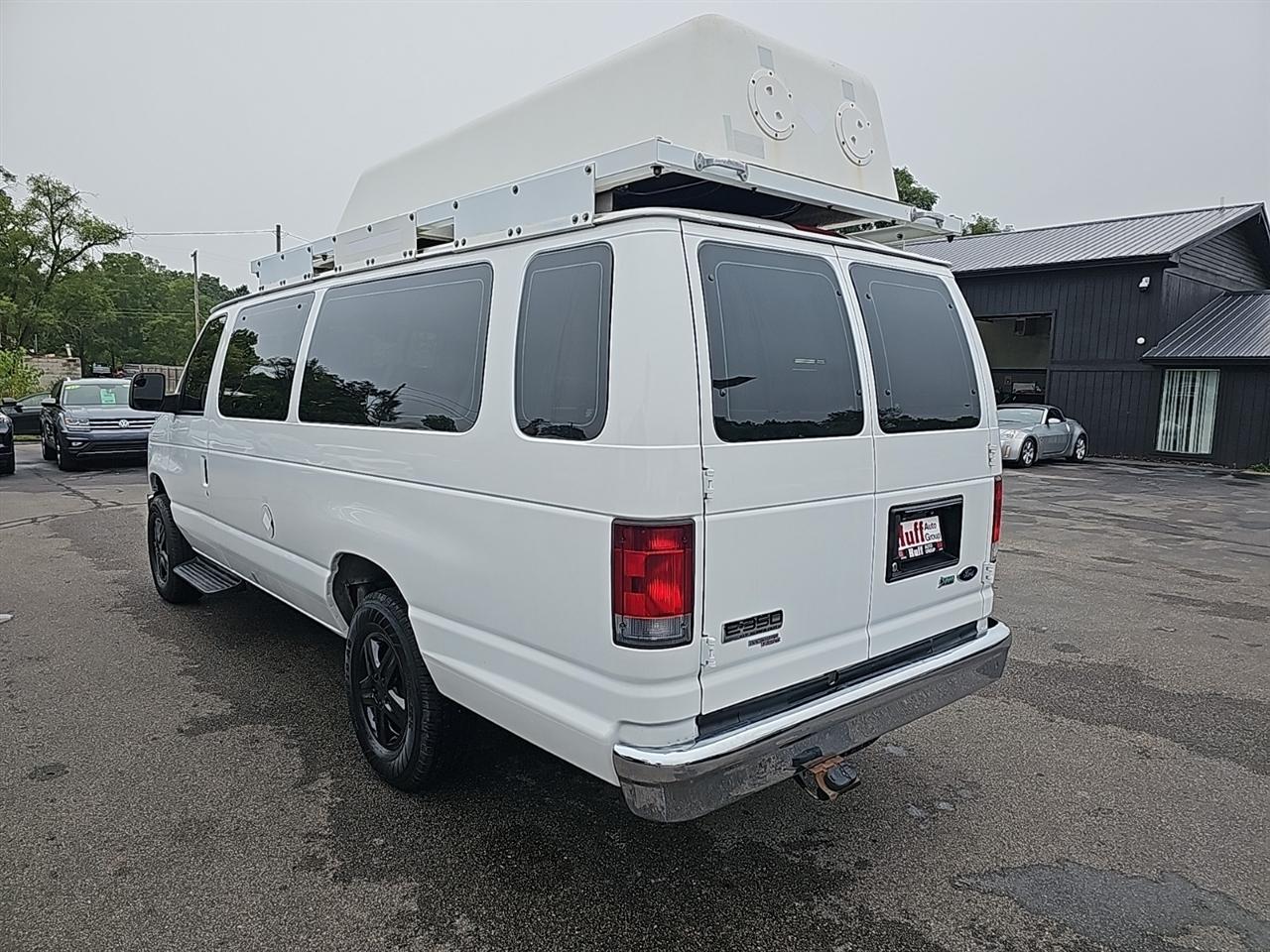 Ford Econoline Wagon E-350 Super Duty Ext XL 2011