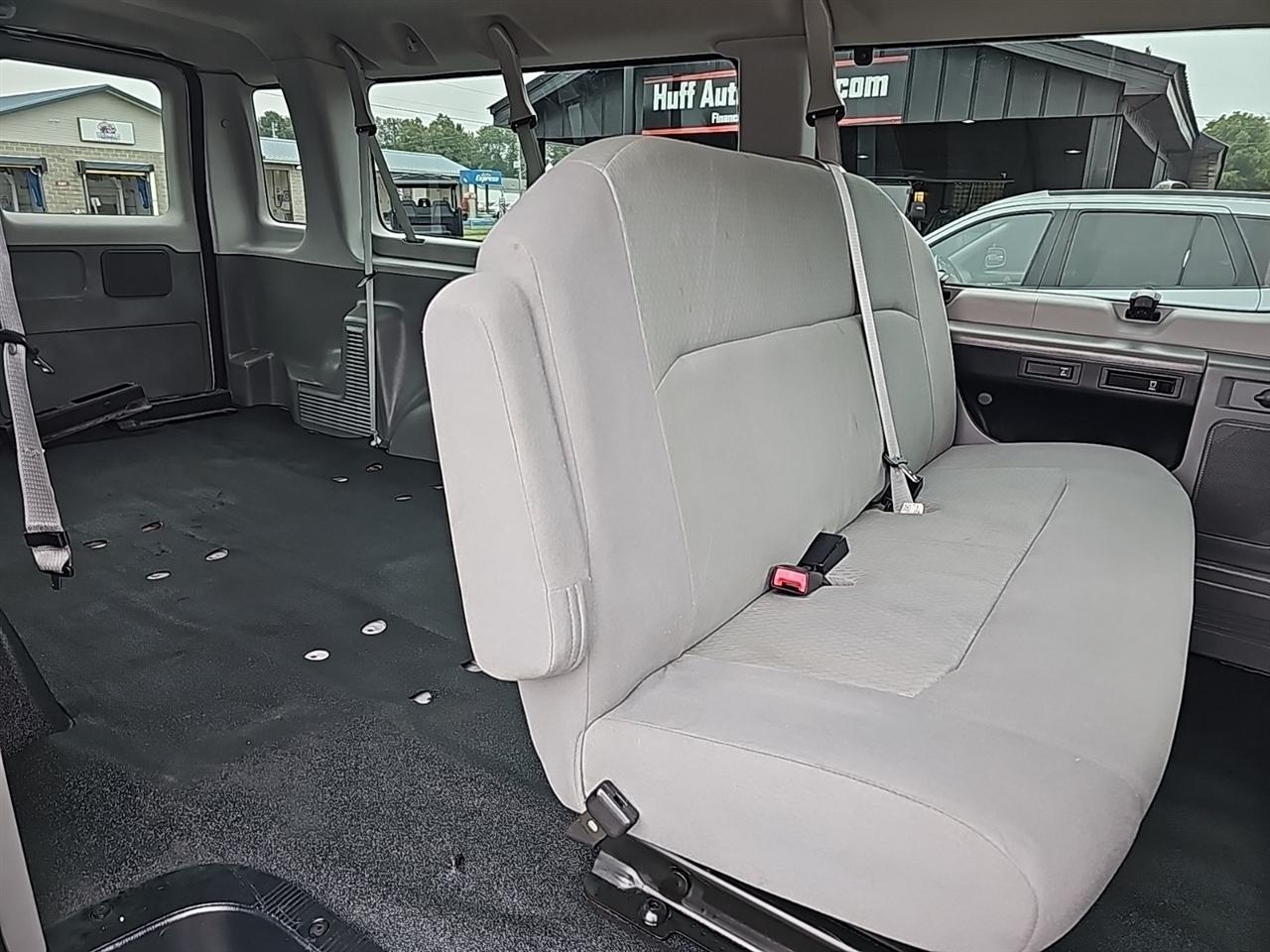 Ford Econoline Wagon E-350 Super Duty Ext XL 2011